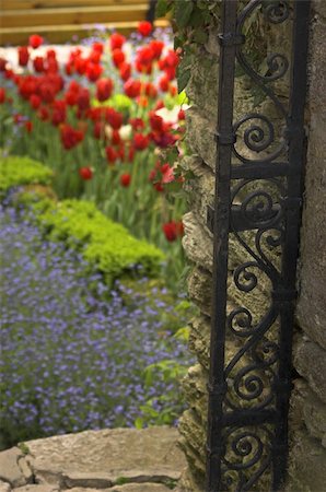 simsearch:400-04532808,k - detail of flower garden on old castle Fotografie stock - Microstock e Abbonamento, Codice: 400-04532808