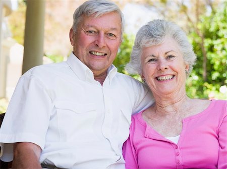 simsearch:400-08679589,k - Senior couple smiling at camera sitting on garden seat Foto de stock - Super Valor sin royalties y Suscripción, Código: 400-04532918