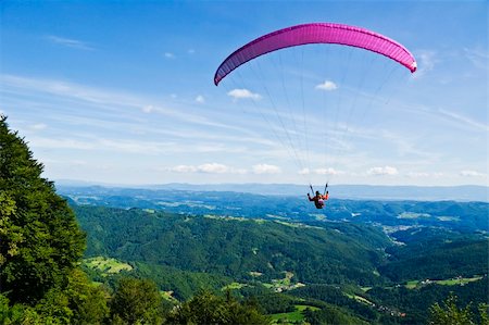 A man paragliding on a sunny day. Photographie de stock - Aubaine LD & Abonnement, Code: 400-04533013