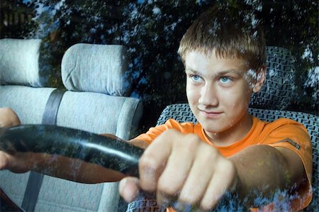 simsearch:400-05342933,k - The young man sits at a rudder of a minibus Foto de stock - Super Valor sin royalties y Suscripción, Código: 400-04533385