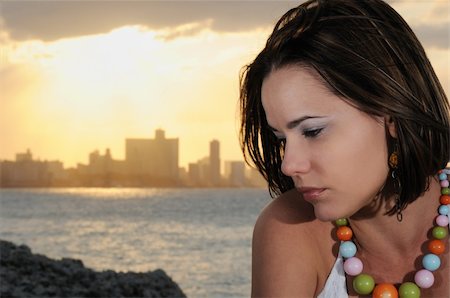 simsearch:400-04175917,k - Portrait of young fashionable woman relaxing at sunset Foto de stock - Super Valor sin royalties y Suscripción, Código: 400-04533397