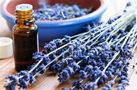 Dried lavender herb and essential aromatherapy oil Photographie de stock - Aubaine LD & Abonnement, Code: 400-04533466