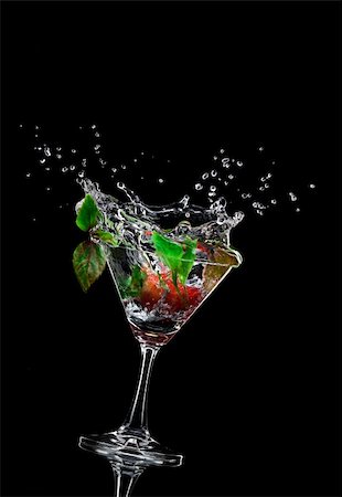 simsearch:400-04552087,k - view of  martini glass with berry on black background Foto de stock - Royalty-Free Super Valor e Assinatura, Número: 400-04544474