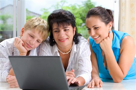 simsearch:400-04044134,k - Portrait of happy family getting busy with laptop Fotografie stock - Microstock e Abbonamento, Codice: 400-04544477