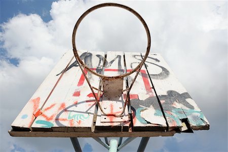 simsearch:400-08318640,k - Old basketball hoop with graffity at the blue sky Foto de stock - Super Valor sin royalties y Suscripción, Código: 400-04545157