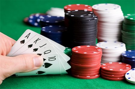 simsearch:400-04651363,k - A royal flush in spades with poker chips in the background Photographie de stock - Aubaine LD & Abonnement, Code: 400-04545532