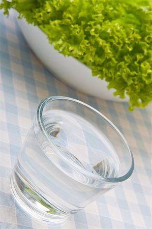 simsearch:400-04165864,k - Bowl of lettuce and a glass of water Stockbilder - Microstock & Abonnement, Bildnummer: 400-04546125