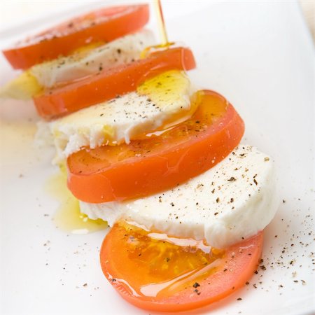 simsearch:400-05337090,k - Slices of tomato and mozzarella with pepper and olive oil Foto de stock - Royalty-Free Super Valor e Assinatura, Número: 400-04546123