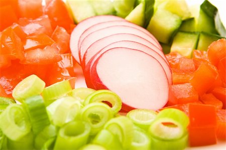 simsearch:400-04053976,k - Chopped spring onion, radish, pepper, tomato and cucumber Fotografie stock - Microstock e Abbonamento, Codice: 400-04546130