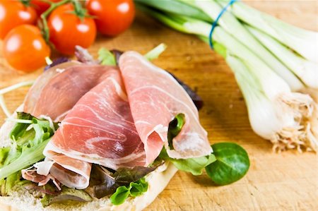 A bagel sandwich with parma ham, spring onions and tomatoes Stock Photo - Budget Royalty-Free & Subscription, Code: 400-04546455