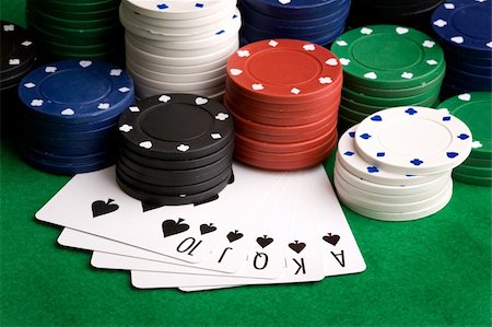 simsearch:400-04651363,k - A royal flush in spades with poker chips in the background Photographie de stock - Aubaine LD & Abonnement, Code: 400-04546605