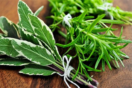 Bunches of assorted fresh herbs close up on wooden cutting board Stockbilder - Microstock & Abonnement, Bildnummer: 400-04546821