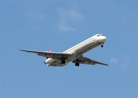 simsearch:400-04122163,k - Passenger jet approaching airport for landing Foto de stock - Super Valor sin royalties y Suscripción, Código: 400-04546880