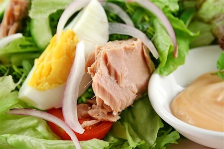 simsearch:400-04613511,k - Freshly prepared tuna and egg salad with thousand island dressing. Fotografie stock - Microstock e Abbonamento, Codice: 400-04546916