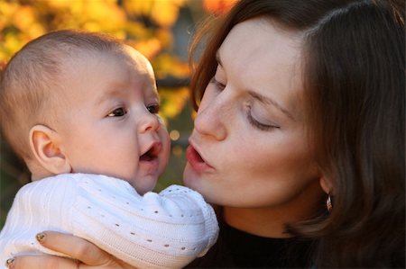 simsearch:400-04236555,k - Mother holding child Photographie de stock - Aubaine LD & Abonnement, Code: 400-04547354