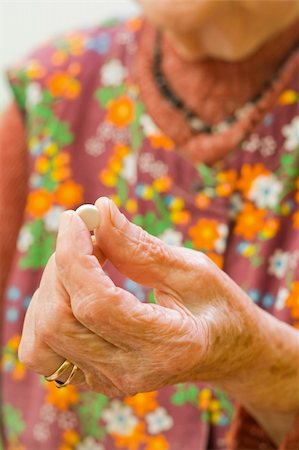 simsearch:400-06333333,k - An old woman holding a pill in her hand - part of a series. Foto de stock - Super Valor sin royalties y Suscripción, Código: 400-04547870