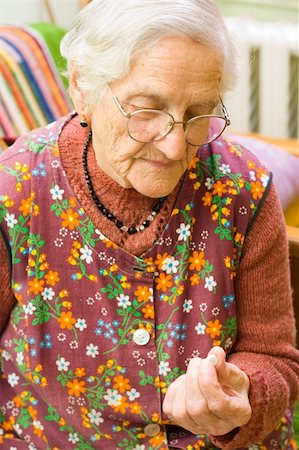 simsearch:400-06333333,k - An old woman holding a pill in her hand - part of a series. Foto de stock - Super Valor sin royalties y Suscripción, Código: 400-04547871