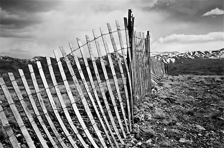 simsearch:400-04062888,k - old broken fence running through the mountain countryside in Wyoming Foto de stock - Super Valor sin royalties y Suscripción, Código: 400-04548582