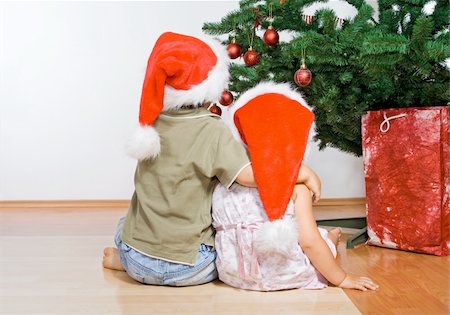 simsearch:400-04636742,k - Kids - boy and girl - looking at the christmas tree hugging Foto de stock - Royalty-Free Super Valor e Assinatura, Número: 400-04549117