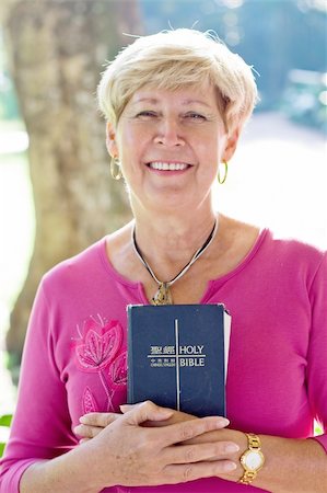 simsearch:400-04549198,k - elderly woman reading bible in the garden Photographie de stock - Aubaine LD & Abonnement, Code: 400-04549198