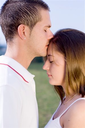 simsearch:400-04549295,k - young couple kissing Foto de stock - Royalty-Free Super Valor e Assinatura, Número: 400-04549296