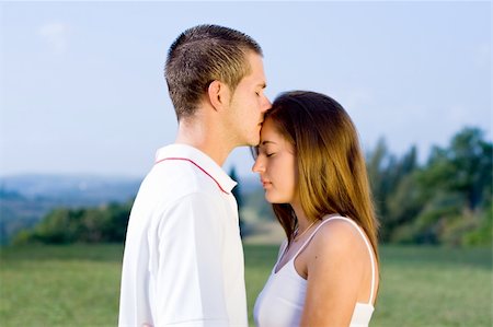 simsearch:400-04549295,k - young couple kissing Foto de stock - Royalty-Free Super Valor e Assinatura, Número: 400-04549297