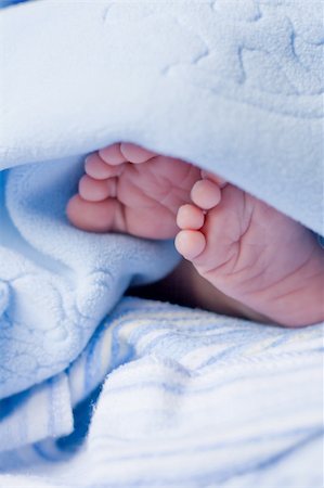 parent child blue blanket - cute baby feet in blue blanket Stock Photo - Budget Royalty-Free & Subscription, Code: 400-04549444