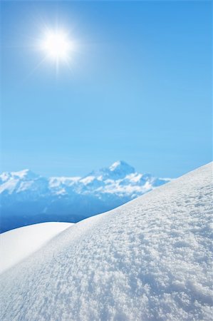 simsearch:400-07298343,k - Winter mountains on a bright sunny day Fotografie stock - Microstock e Abbonamento, Codice: 400-04549550