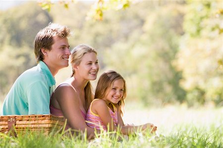 simsearch:400-04042848,k - Family at park having a picnic and smiling Fotografie stock - Microstock e Abbonamento, Codice: 400-04540081