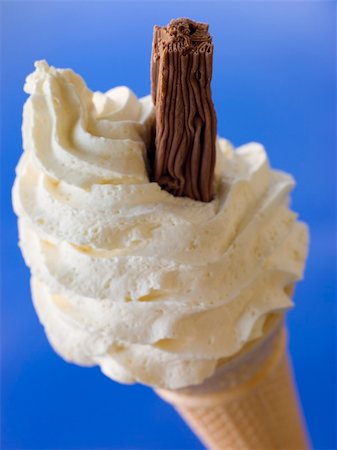 simsearch:400-04043205,k - Whipped Ice Cream Cone with a Chocolate Flake Stockbilder - Microstock & Abonnement, Bildnummer: 400-04540262