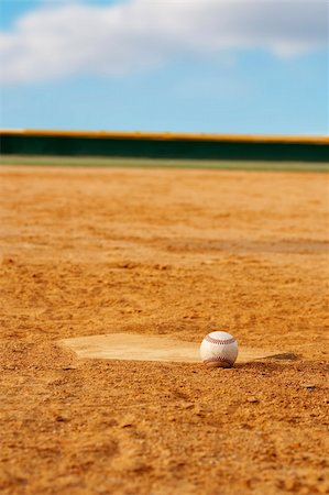 one baseball on home plate at a sports field Photographie de stock - Aubaine LD & Abonnement, Code: 400-04540328