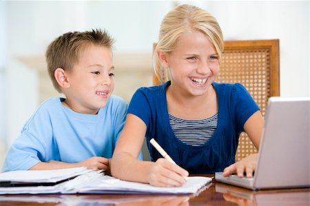 simsearch:400-04044134,k - Two young children with laptop doing homework in dining room smi Fotografie stock - Microstock e Abbonamento, Codice: 400-04540535