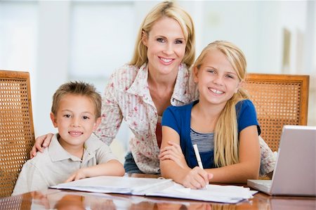 simsearch:400-04044134,k - Woman helping two young children with laptop do homework in dini Fotografie stock - Microstock e Abbonamento, Codice: 400-04540594