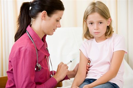 simsearch:400-04513453,k - Doctor giving needle to young girl in exam room Stock Photo - Budget Royalty-Free & Subscription, Code: 400-04540610