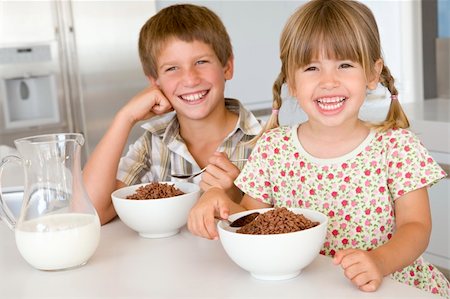 simsearch:400-04044714,k - Boy and Girl eating breakfast cereal at home Stock Photo - Budget Royalty-Free & Subscription, Code: 400-04540767