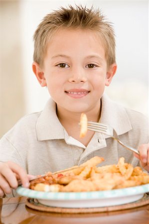 simsearch:400-04044761,k - Young boy indoors eating fish and chips smiling Foto de stock - Super Valor sin royalties y Suscripción, Código: 400-04540786