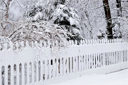 simsearch:400-03985276,k - Fence in winter park covered with fresh snow Foto de stock - Super Valor sin royalties y Suscripción, Código: 400-04540847