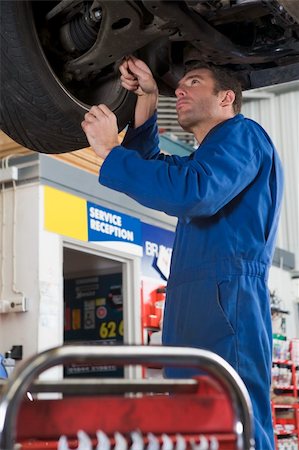 simsearch:400-05735179,k - Mechanic working under car Stockbilder - Microstock & Abonnement, Bildnummer: 400-04540976