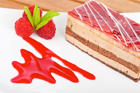 simsearch:400-05314546,k - Delicious raspberries cake with soft shadow on white dish. Shallow depth of field Foto de stock - Super Valor sin royalties y Suscripción, Código: 400-04543274