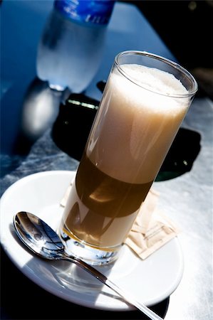 frothy head - Glass of hot coffee latte outdoors Foto de stock - Super Valor sin royalties y Suscripción, Código: 400-04543309