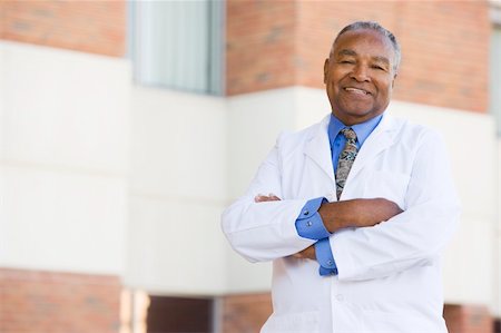 Doctor Standing Outside A Hospital Photographie de stock - Aubaine LD & Abonnement, Code: 400-04543661