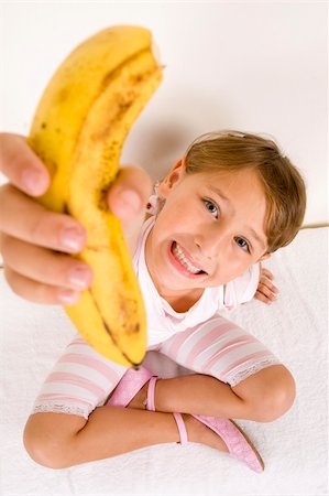 little girl showing you banana Photographie de stock - Aubaine LD & Abonnement, Code: 400-04543911