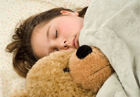 dragon_fang (artist) - Young girl snuggling with a stuffed bear, covered in a warm blanket Fotografie stock - Microstock e Abbonamento, Codice: 400-04554340