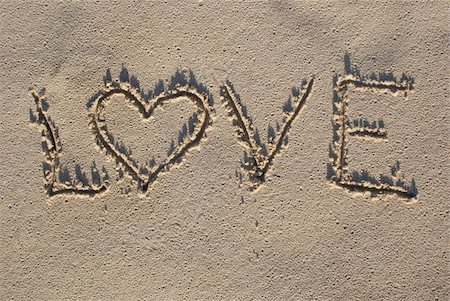 summer text message - Love sign written on sand with heart shape Foto de stock - Super Valor sin royalties y Suscripción, Código: 400-04554585