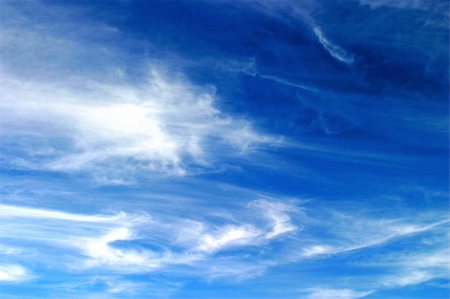 simsearch:400-05663982,k - Beautiful blue sky with soft white clouds Photographie de stock - Aubaine LD & Abonnement, Code: 400-04554607