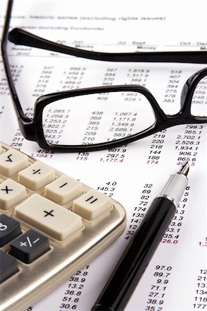 racnus (artist) - Financial statement with calculator, eyeglasses and fountain pen. Fotografie stock - Microstock e Abbonamento, Codice: 400-04554600