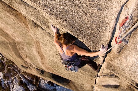 A fit and attractive girl climbs a granite rock in Squamish British Columbia Canada. Foto de stock - Super Valor sin royalties y Suscripción, Código: 400-04554778