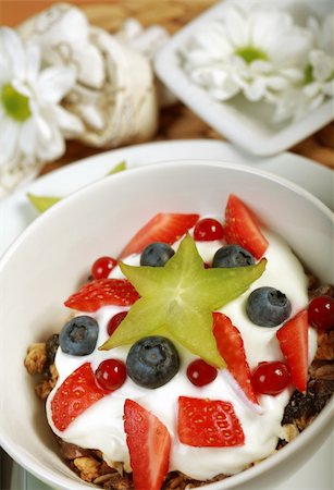 simsearch:400-04415230,k - White yogurt in the bowl with fruits and cereal Photographie de stock - Aubaine LD & Abonnement, Code: 400-04555135