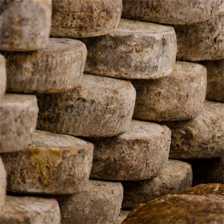 skaghk (artist) - stack of cheese wheels on a market in southern france Foto de stock - Super Valor sin royalties y Suscripción, Código: 400-04555228