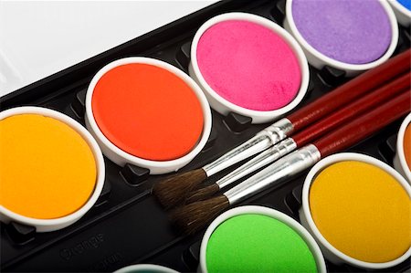 educazione all'uso del vaso - Water-color box with paint brushes on white background Fotografie stock - Microstock e Abbonamento, Codice: 400-04556498